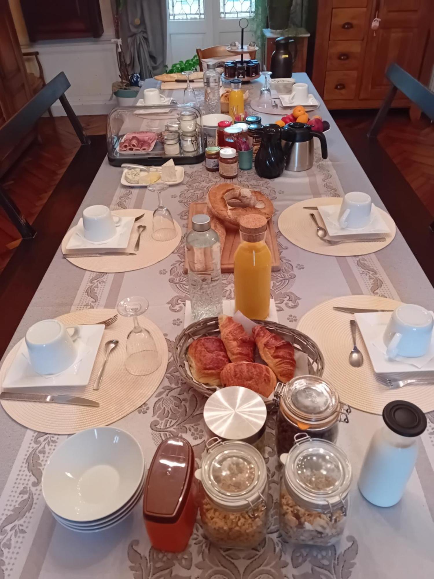 Domaine De Marchal - Chambres Et Table D'Hotes Celles-Sur-Durolle Εξωτερικό φωτογραφία